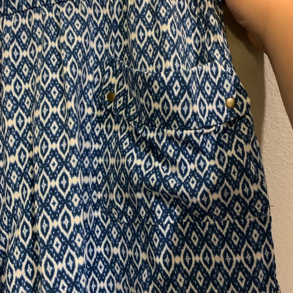 Gap blue and white flowy shorts with gold buttons - Picture 2 of 4